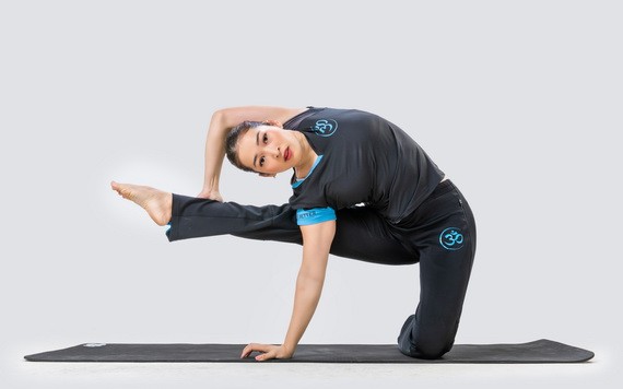 一名學員正在練習瑜伽。