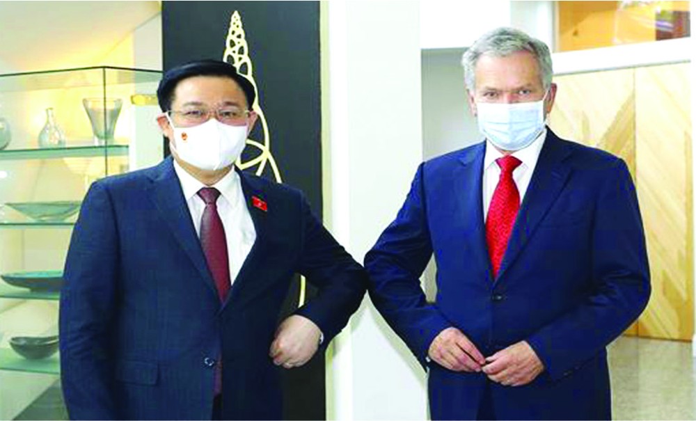 越南國會主席王廷惠與芬蘭共和國總統尼尼斯托合影。