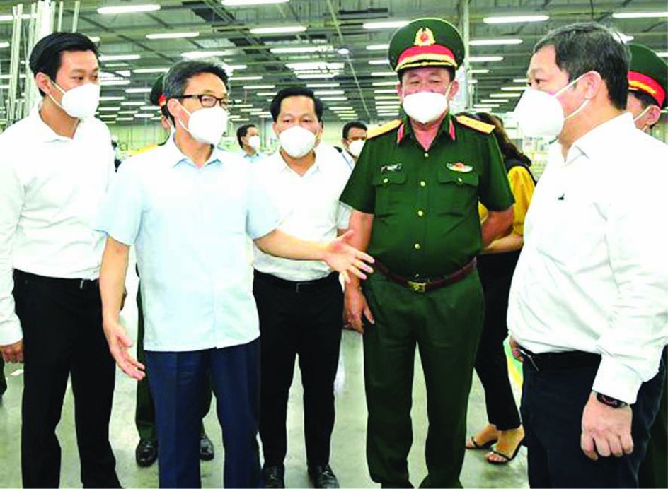 政府副總理武德膽視察越南 Saigon Precison 公司。