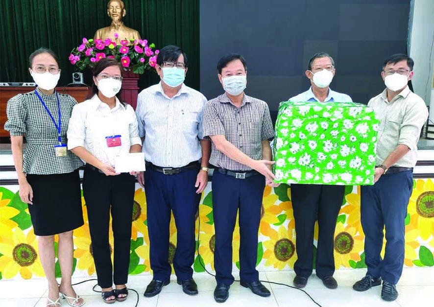 由市越南祖國陣線委員會副主席吳清山率領的代表團探訪第五郡越南祖國陣線委員會。