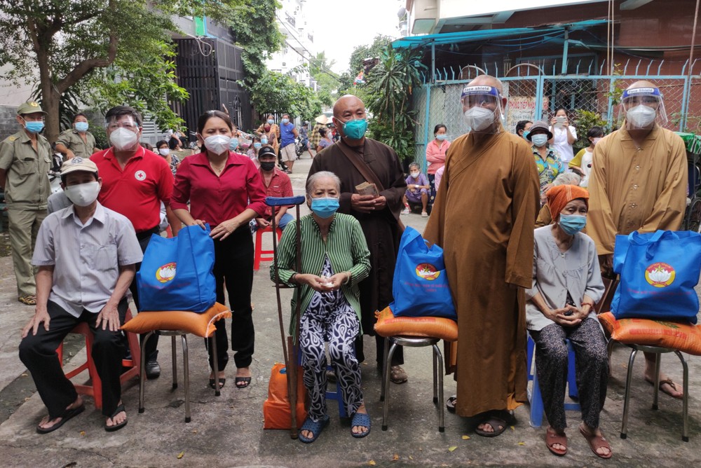 第八郡佛教會繼續向貧困戶伸出援手 ảnh 1