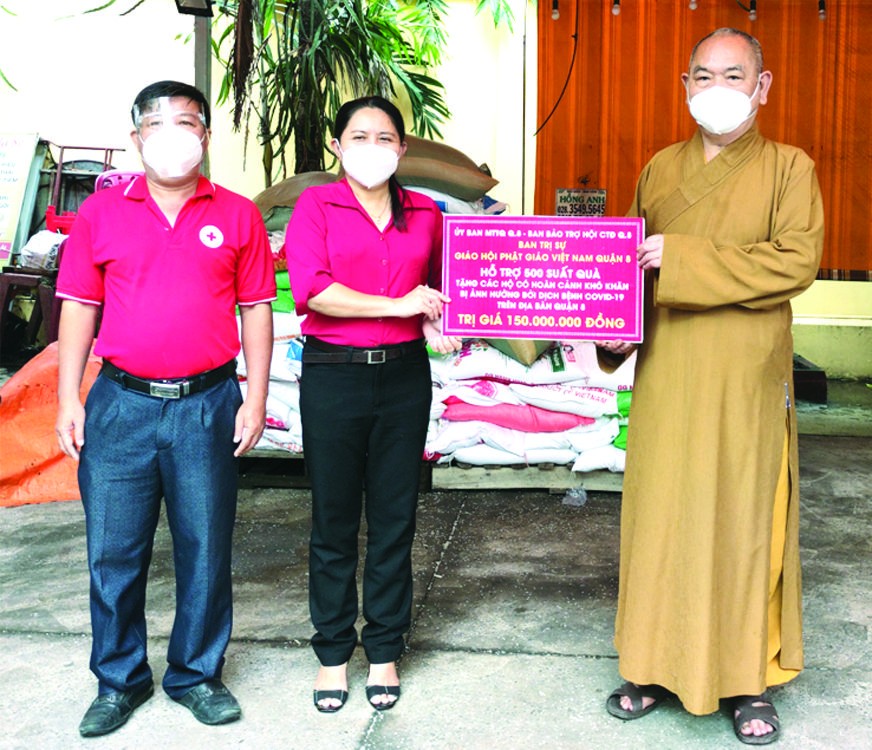 釋慧功法師向范氏明月副主席轉交物資。