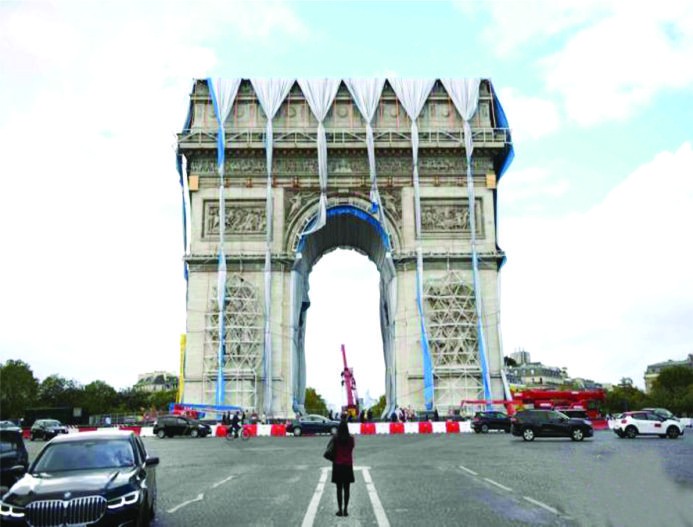面向香榭麗舍大街的凱旋門一側的織物已清理大半，但覆蓋凱旋門內側的織物基本尚未清理。