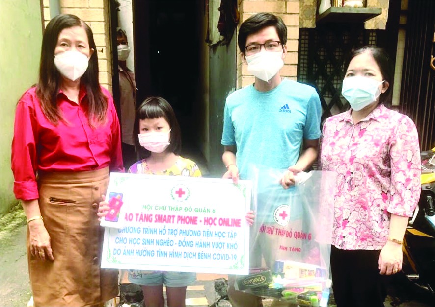 日早小學生林玉垂揚接受電話與文具。