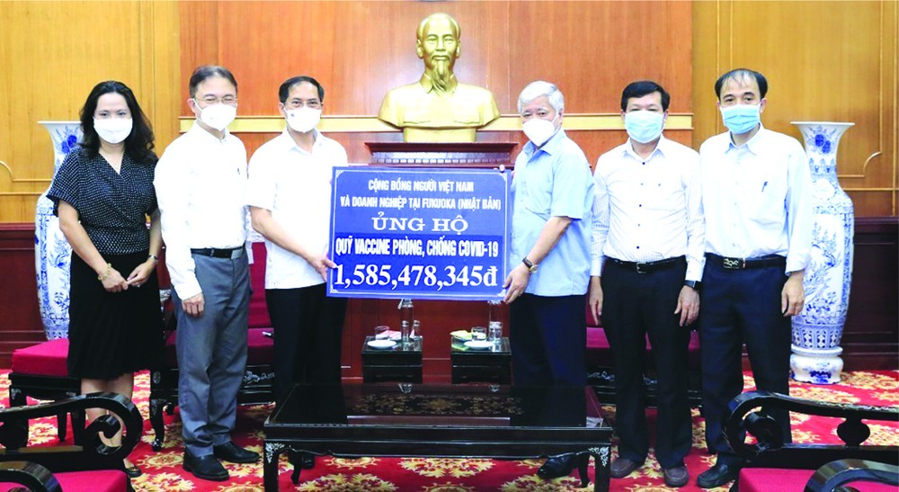外交部長裴清山昨(8)日上午在河內代表旅居海外越南人共同體，通過越南祖國陣線中央委員會轉交捐助抗疫工作與新冠疫苗基金逾30億元。