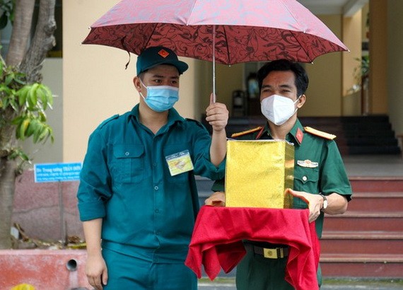 軍隊力量把新冠病故者的骨灰送回給親屬。