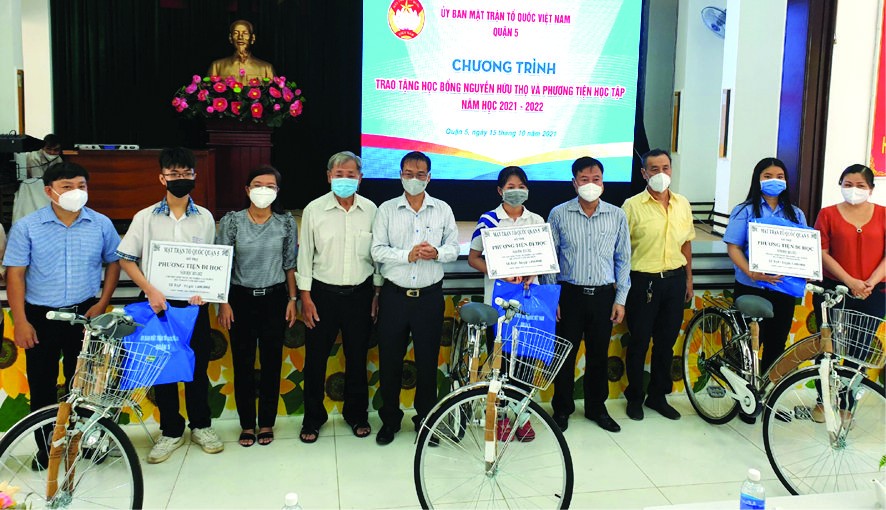 第五郡領導及會館代表贈送自行車給貧困生。