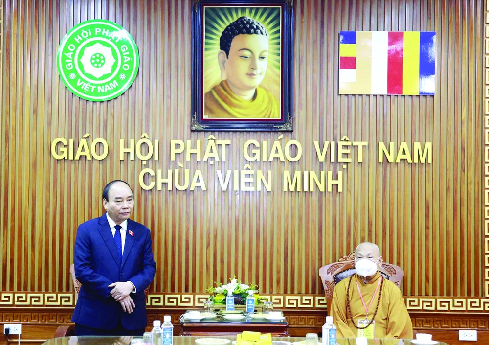 國家主席阮春福昨(22)日上午代表越南黨、國家、祖國陣線前往圓明祠堂群(郎寺)弔唁越南佛教協會法主、證明理事會法主釋普慧長老。