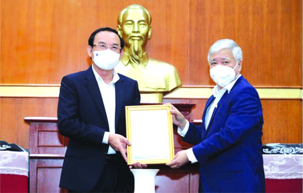 市委書記阮文年向越南祖國陣線委員會領導頒贈感謝狀。