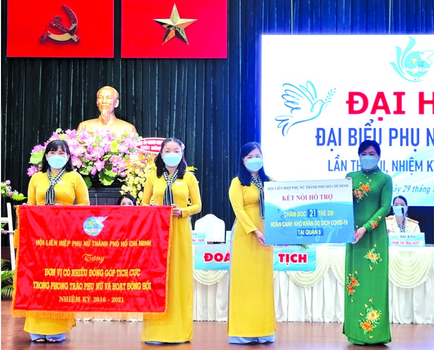 當天，該會獲市婦聯會頒贈“為婦女運動作積極貢獻”錦旗、頒贈21份助學金關照受疫情影響的少兒