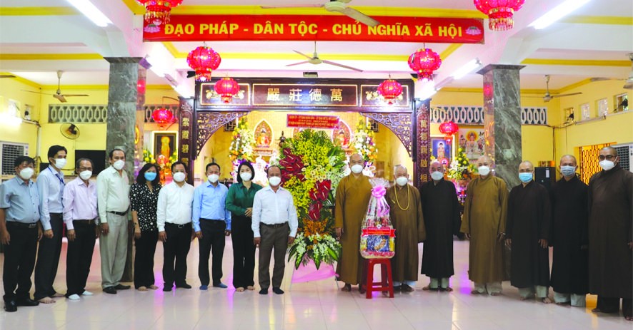 第八郡領導向第八郡佛教會贈送鮮花及禮物。