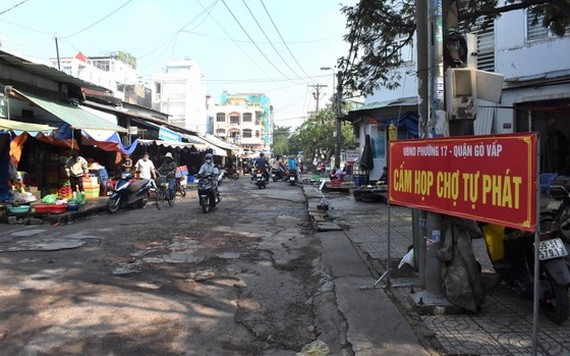 設在舊邑郡第十七坊26號根據地市場周邊區域的“嚴禁自發性街市”警示牌。