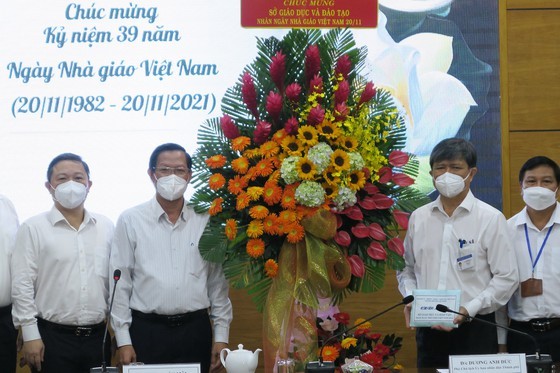 市人委會主席潘文邁向諸位資深退休教師,市教育與培訓部門的教師隊伍、幹部、公務員與職工致予最美好的祝福。