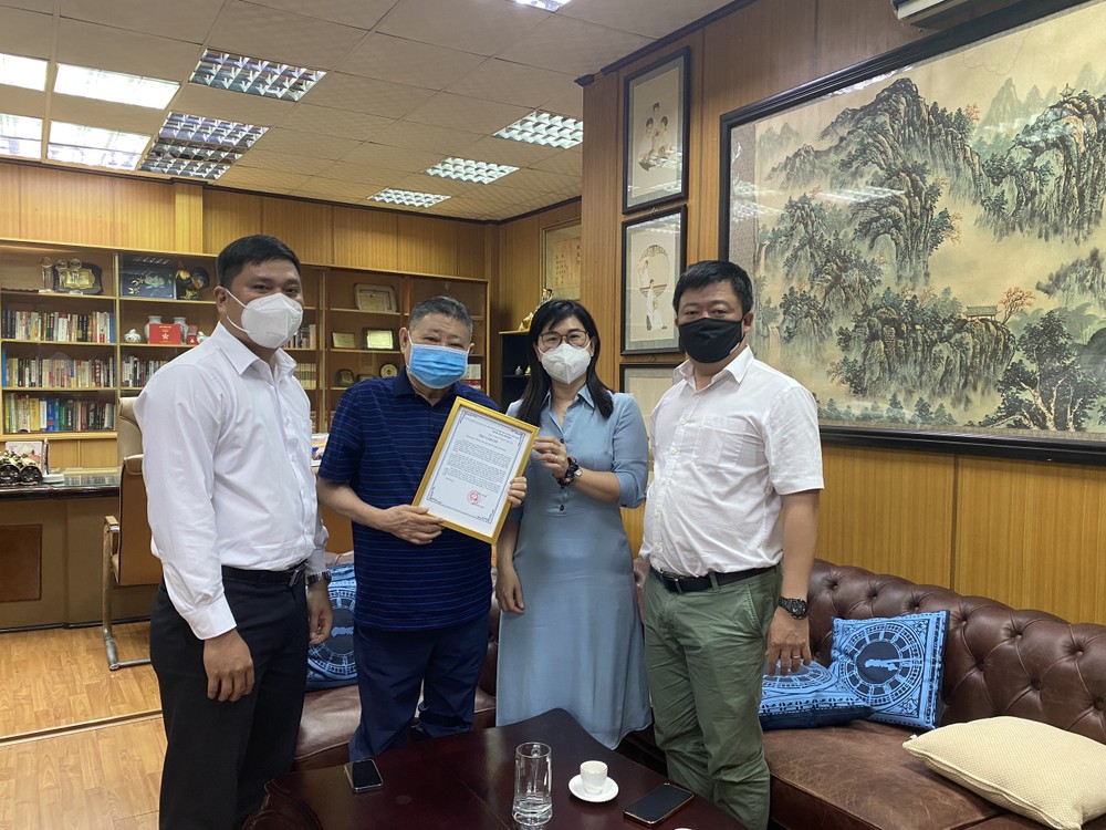 第十一郡人委會副主席陳氏碧簪、經濟科主任周建光、該郡第十六坊人委會主席范友福昨(19)日上午前往拜訪與頒贈感謝狀給華人企業家、第十一郡商會會長、越香工業區開發集團董事長杭慰瑤先生。