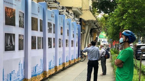 市攝影協會日前在第一郡崛起街為“藝術攝影街”(位於崛起街自市文體廳辦事處至芝陵公園路段)舉辦開幕儀式，陳列“攝影鏡頭下的世界”和“我愛城市”兩主題攝影展。