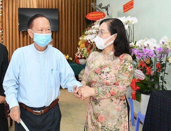 市領導代表團祝賀聖誕節 ảnh 1 市領導代表團祝賀聖誕節 ảnh 1