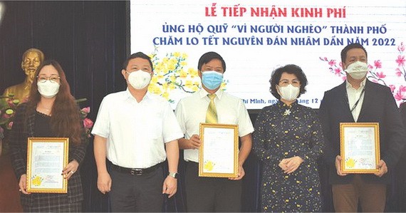 　　市委常務委處委員、市越南祖國陣線委員會主席蘇氏碧珠和市人委會 副主席楊英德，向捐贈近560億元經費贊助“為窮人”基金關照2022壬寅年 春節活動的個人與企業、單位致贈感謝狀。