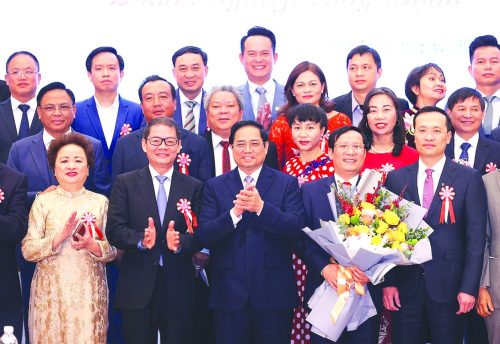 政府總理范明政與越南工商聯團 新屆執委合影。
