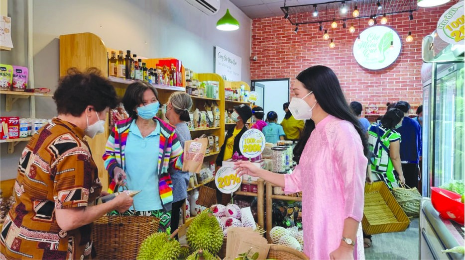 值2022新年來臨，為了與貧困婦女共同歡度節日，同時發揮“同舟共濟”的精神，華人女企業家龐美玲開設的“家鄉市集”綠色產品店與第五郡婦聯會配合，於12月31日舉辦“愛心市集”慈善活動。