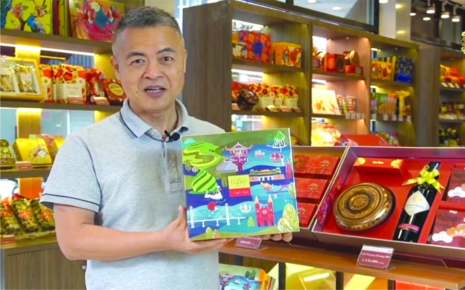 大發餅家主理人許玉林向顧客介紹春遊禮盒特色。