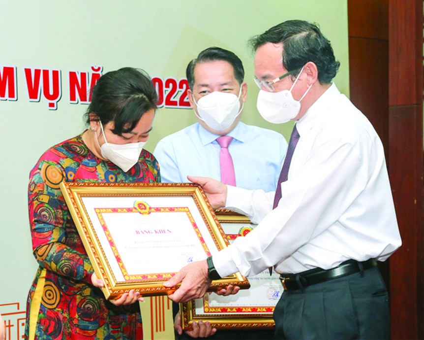 市委書記阮文年向在宣教工作中取得 傑出成績的集體頒發獎狀。