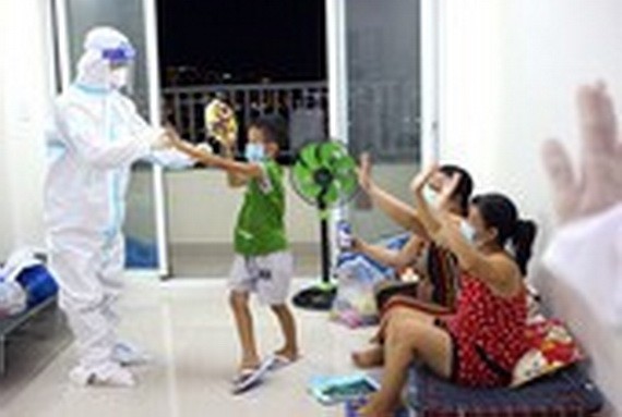 本市將前往探訪和向為防疫工作作出重大貢獻的團體與個人、 坊鄉醫療站、流動醫療站、新冠肺炎野戰醫院贈送春節禮物。