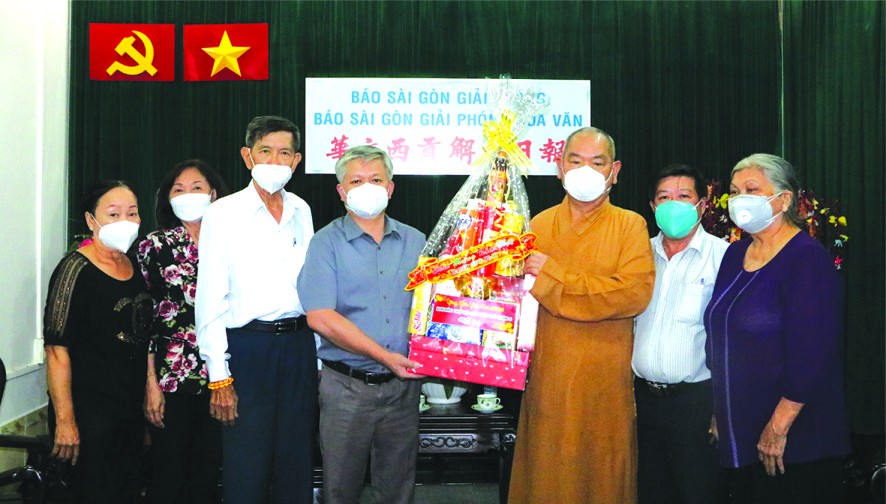 黎曰孟雄編委(左四)接受釋慧功法師的賀禮。