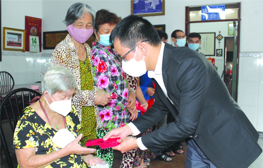 萬盛發集團代表胡永年 向清貧同胞贈送新年禮物。