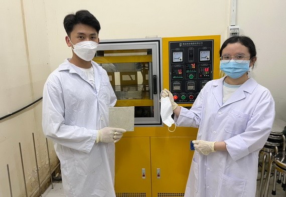 阿如和阿仁成功研製使用廢棄口罩製成隔離板。 