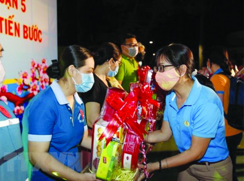 貧困勞動者獲贈送春節禮物。