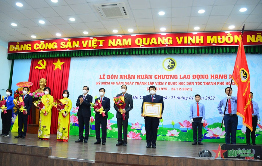 市民族醫藥學院獲一等勞動勳章