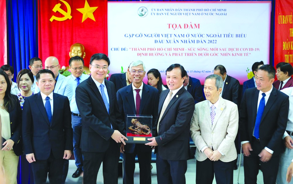 出席座談會領導與代表合影。