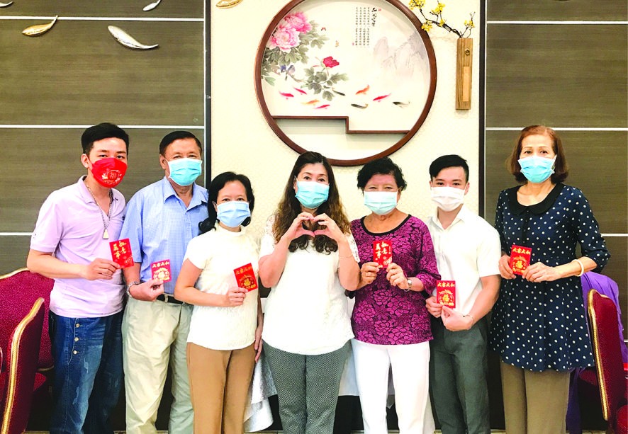 何麗娟女士(左四)與老師們歡聚一起。