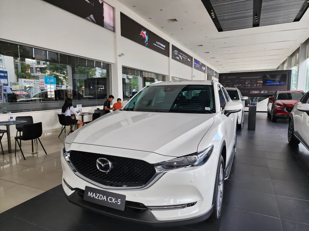 Showroom Mazda Gò Vấp bày biện nhiều xe mới, nhưng lác đác khách hàng đến xem. Ảnh: ĐỨC TRUNG Showroom Mazda Gò Vấp bày biện nhiều xe mới, nhưng lác đác khách hàng đến xem. Ảnh: ĐỨC TRUNG
