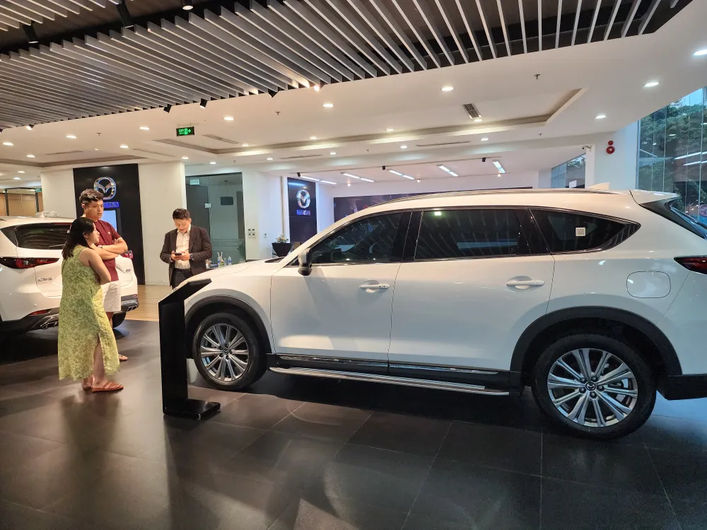 Các showroom ô tô tại TPHCM đang trông chờ khách hàng dịp cuối năm này. Ảnh: ĐỨC TRUNG Các showroom ô tô tại TPHCM đang trông chờ khách hàng dịp cuối năm này. Ảnh: ĐỨC TRUNG