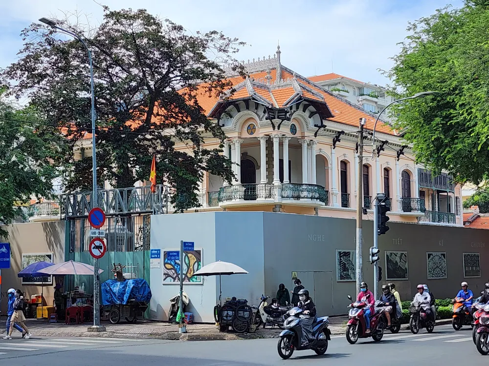 Căn biệt thự cổ 3 mặt tiền, nhìn từ phía đường Võ Văn Tần (quận 3). Ảnh: ĐỨC TRUNG Căn biệt thự cổ 3 mặt tiền, nhìn từ phía đường Võ Văn Tần (quận 3). Ảnh: ĐỨC TRUNG