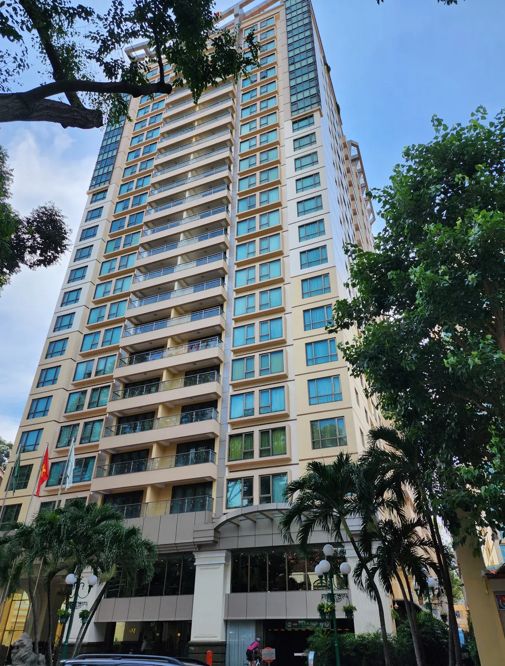 Cao ốc Sherwood Residence tọa lạc ngay mặt tiền đường Pasteur (quận 3), được cho là nơi ở của vợ chồng bà Trương Mỹ Lan trước khi bị bắt. Ảnh: ĐỨC TRUNG Cao ốc Sherwood Residence tọa lạc ngay mặt tiền đường Pasteur (quận 3), được cho là nơi ở của vợ chồng bà Trương Mỹ Lan trước khi bị bắt. Ảnh: ĐỨC TRUNG