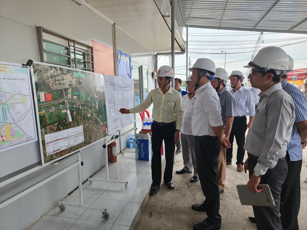 Đơn vị thi công báo cáo với Phó Chủ tịch UBND TPHCM Bùi Xuân Cường công tác thi công tại công trường khu vực đường Nguyễn Văn Bứa, huyện Hóc Môn . Ảnh: ĐỨC TRUNG Đơn vị thi công báo cáo với Phó Chủ tịch UBND TPHCM Bùi Xuân Cường công tác thi công tại công trường khu vực đường Nguyễn Văn Bứa, huyện Hóc Môn . Ảnh: ĐỨC TRUNG