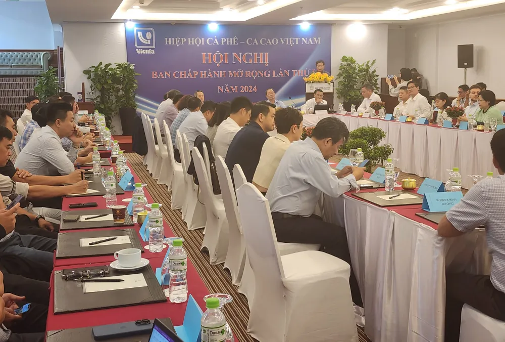 Hiệp hội Cà phê - Ca cao Việt Nam tổ chức Hội nghị Ban chấp hành mở rộng nhằm tìm giải pháp phát triển bền vững ngành cà phê trong nước. Ảnh: ĐỨC TRUNG hinh 2.jpg