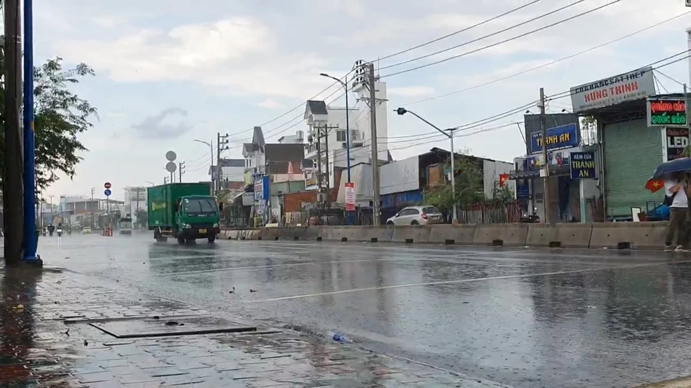 Trận mưa chiều nay góp phần giải nhiệt cho TPHCM trong nhiều ngày nắng nóng VIDEO_DOWNLOAD_1714728235806_1714728777122 (1).mp4_snapshot_00.05.000.jpg