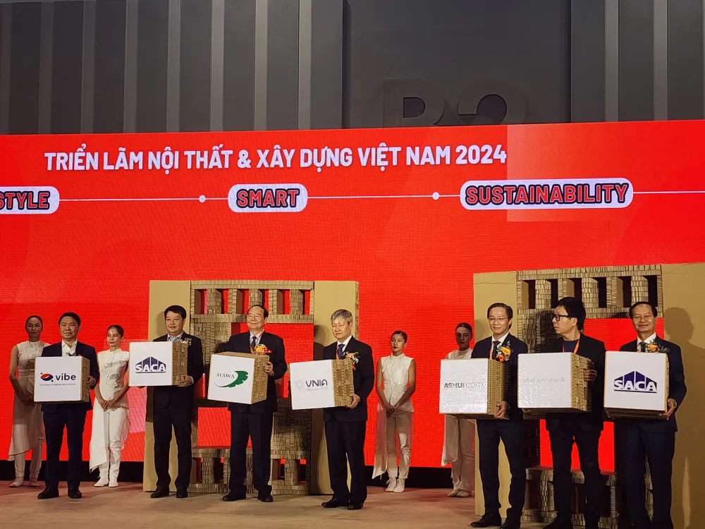 Lãnh đạo Bộ Công thương và các đại biểu tham gia lễ khai mạc Triển lãm Nội thất và xây dựng Việt Nam - VIBE 2024 20241002_100217.jpg