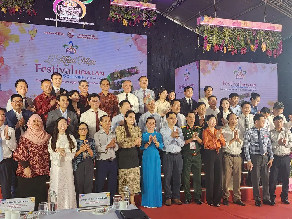 Phó Chủ tịch UBND TPHCM Võ Văn Hoan chụp hình lưu niệm cùng các đại biểu z6606724366066_6f70a06bc4689e5e115f2d927b76387d.jpg