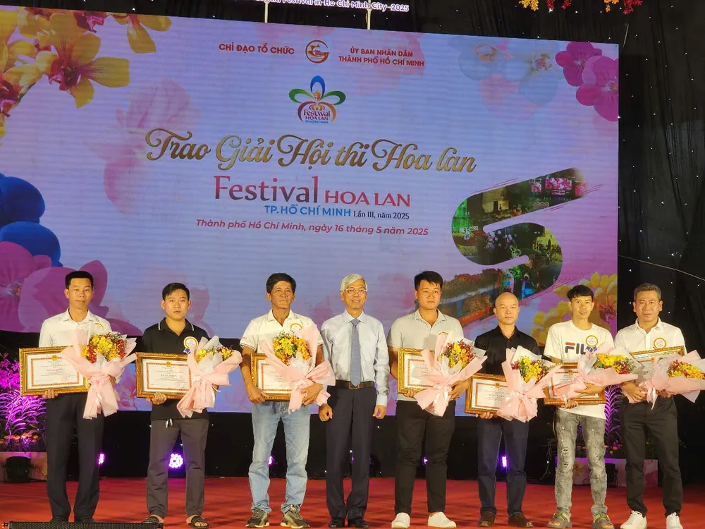 Phó Chủ tịch UBND TPHCM Võ Văn Hoan trao tặng bằng khen cho các nghệ nhân tham gia Hội thi hoa lan z6606726954810_8f3fcc6eaf590b066a43d524996e37d8.jpg