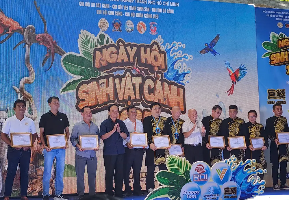 Lãnh đạo Hội sinh vật cảnh Việt Nam trao bằng khen cho các nghệ nhân cá cảnh trong nước và khu vực ASEAN z6657098620983_73284c6580b60d247c7ea48babd6da86.jpg