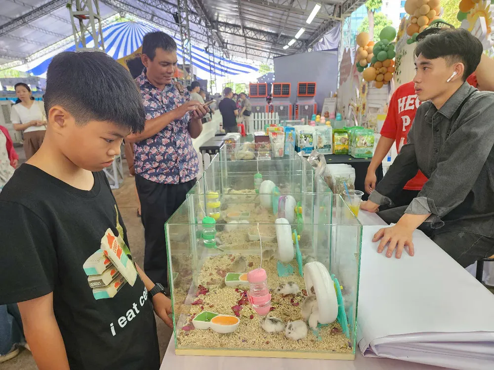 Khách tham quan tìm hiểu các loại thú cưng z6657102942269_c430e37adb96155dc83760495bfdb6af.jpg