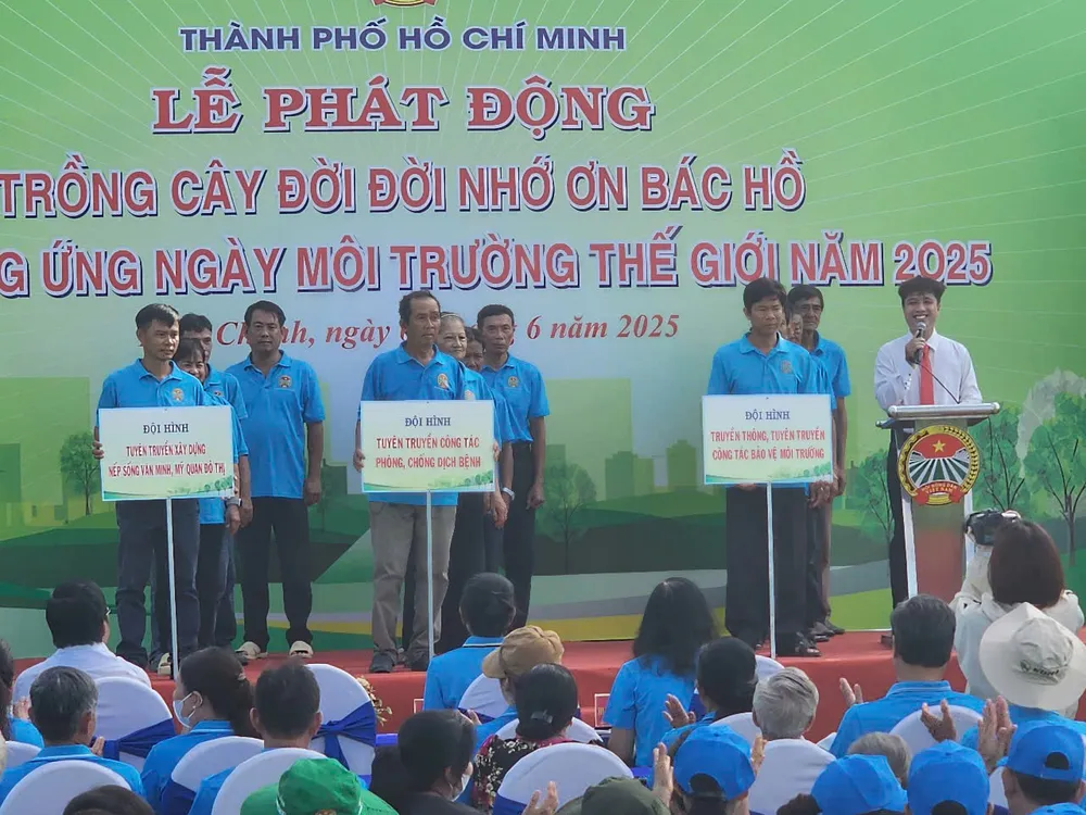 Ra mắt 3 đội hình tuyên truyền nhằm bảo vệ môi trường và phòng chống dịch bệnh tại huyện Bình Chánh z6672966288591_fd80741aa9fee092162169d6f58f4ea3.jpg