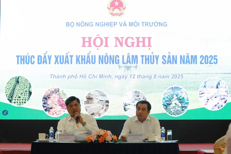 Quyền Bộ trưởng Bộ NN-MT Trần Đức Thắng và Thứ trưởng Trần Thanh Nam chủ trì hội nghị diễn ra tại TPHCM ngày 12-8 12.JPG