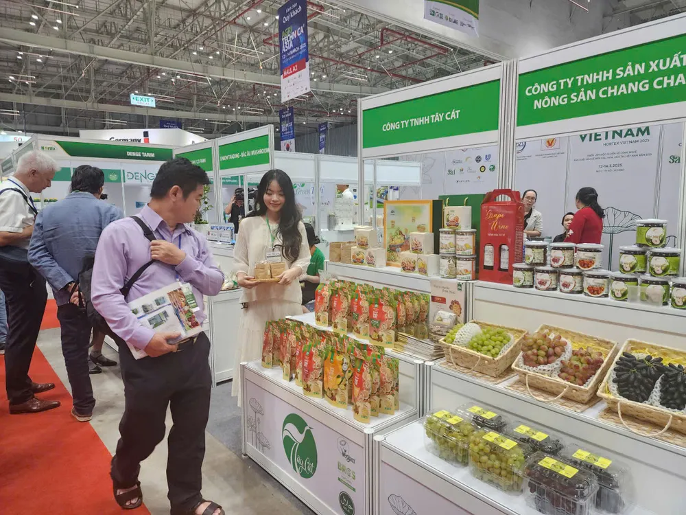 Hội chợ triển lãm các mặt hàng nông sản vừa diễn ra tại TPHCM z7024581584622_c6ed5b353bc2792777ba2a60cebefe24.jpg