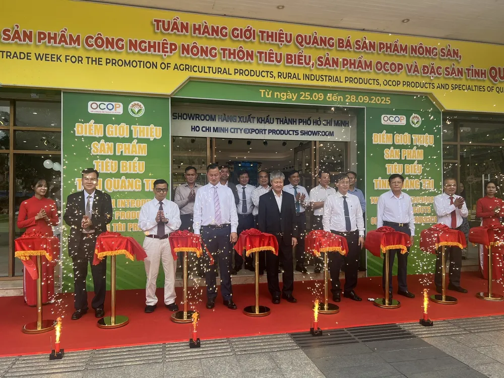 Lễ cắt băng khai trương tuần lễ giới thiệu sản phẩm OCOP và đặc sản Quảng Trị tại TPHCM z7048620652555_b075928039a3b1220fefeb9956e66297.jpg