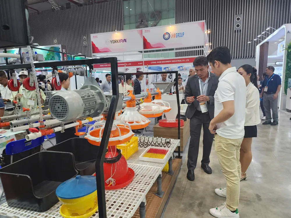 Đông đảo khách tham quan tại phiên khai mạc Triển lãm quốc tế Vietstock 2025. Ảnh: ĐỨC TRUNG z7093547796877_ec9353eeff185a343e4f4e418c943d1f.jpg